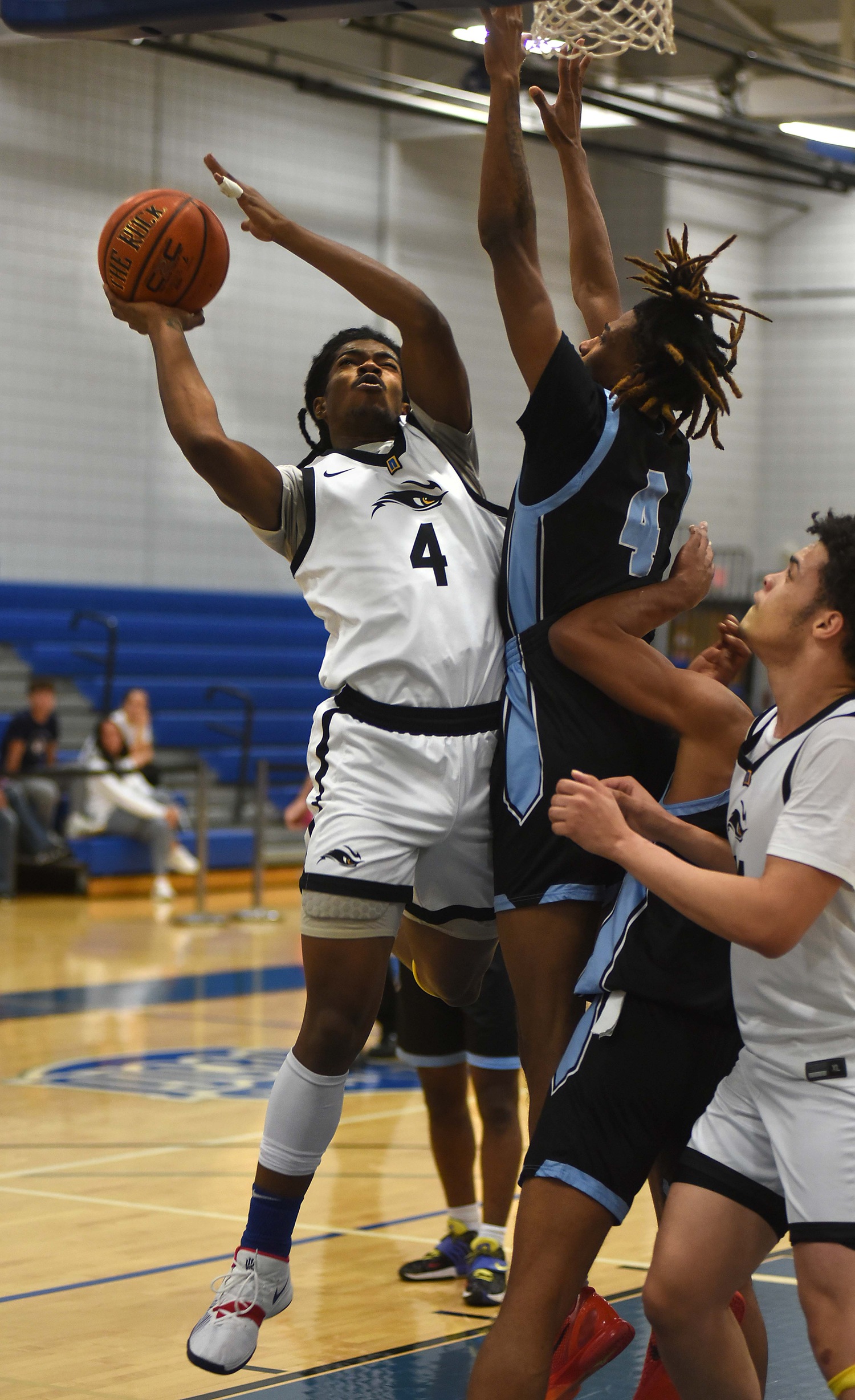 Wolves sweep Holiday Classic